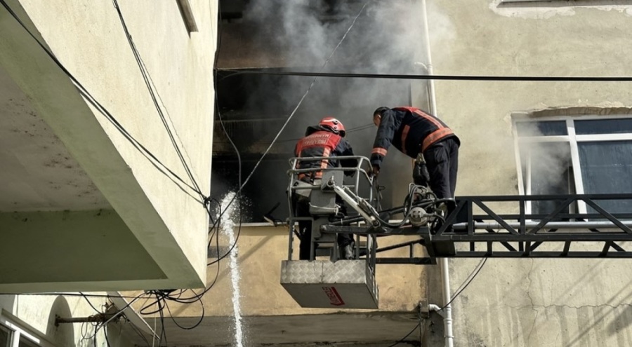 Sakarya'da üç katlı binada yangın çıktı