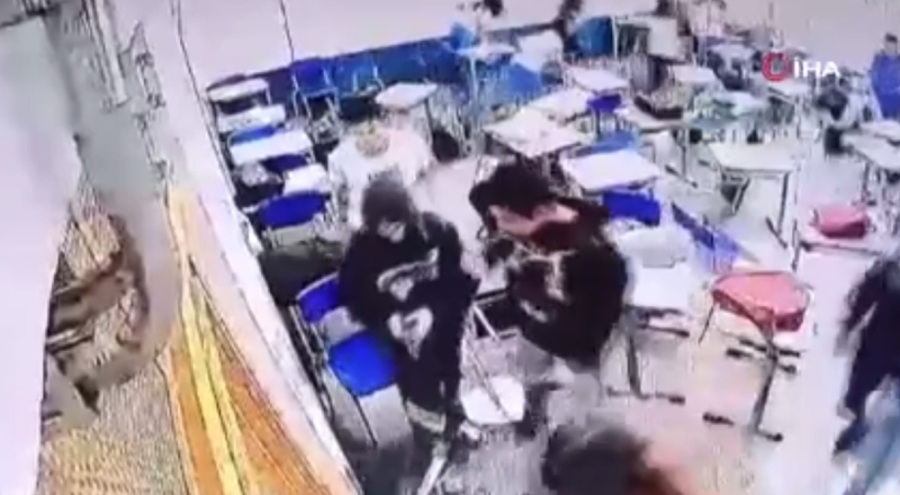 15 yaşındaki kız öğrenci okulda silahlı saldırı gerçekleştirdi: 1 ölü, 3 yaralı