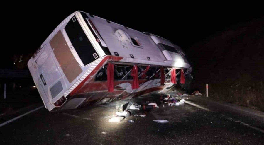 Kayseri'de yolcu otobüsü yan yattı: 8'i ağır, 38 yaralı
