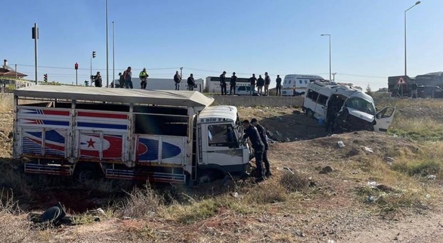 İşçileri taşıyan minibüs kaza yaptı!