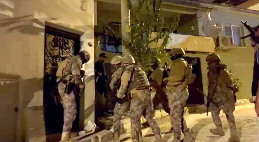 İzmir'de FETÖ operasyonu! Çok sayıda gözaltı