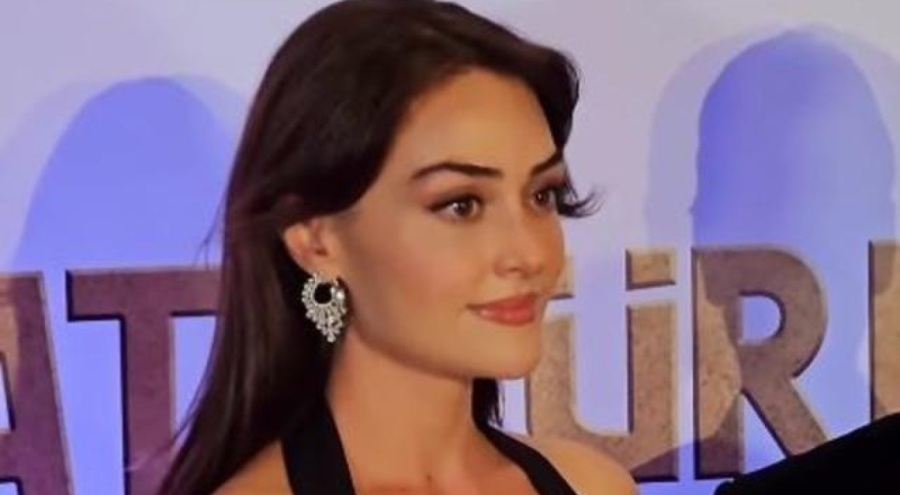 Esra Bilgiç derin yırtmaçlı elbisesiyle büyüledi