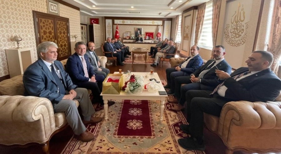MHP'den "Her minareye bir bayrak, her minareye bir sancak" kampanyası