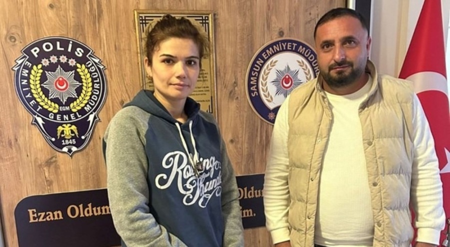 İçinde 590 bin lira olan çantayı sahibine teslim etti