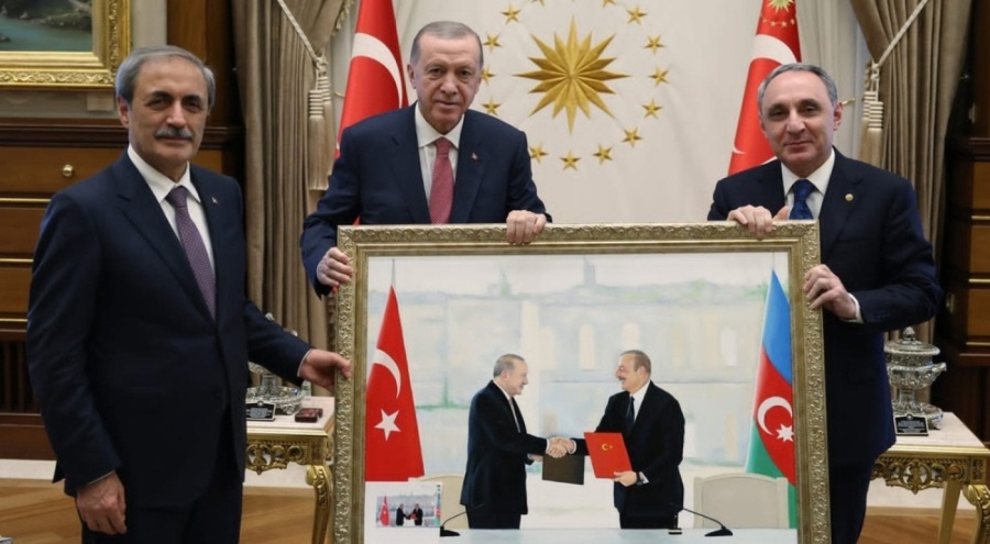 Azerbaycan Cumhuriyeti Başsavcısı Aliyev, Erdoğan'a tablo hediye etti