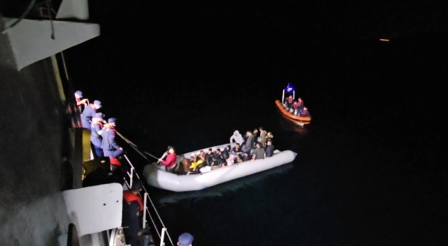 İzmir açıklarında çok sayıda göçmen yakalandı