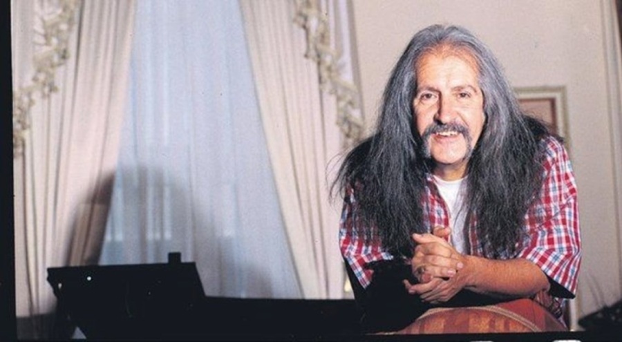 Barış Manço'nun yıllar önce bestelediği Cumhuriyet'in 100. yıl marşı bugün sahnede