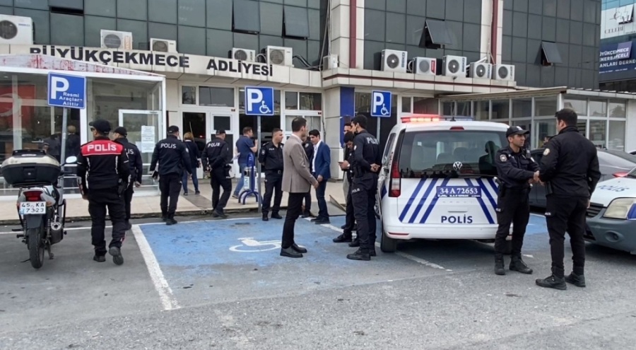 Adliye kapısının önünde korkunç cinayet