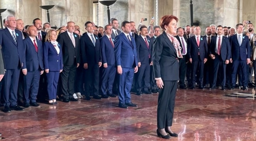 Akşener İYİ Parti'nin kuruluş yıl dönümünde Anıtkabir'e gitti