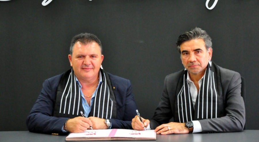 Manisa FK'da Osman Zeki Özköylü imzayı attı