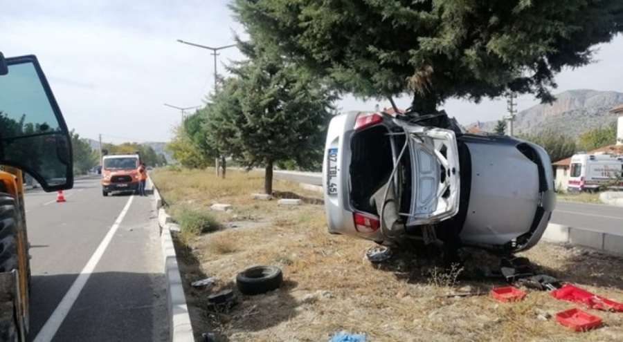 Burdur'da kontrolden çıkan otomobil refüjdeki ağaca saplandı! Ölüler var