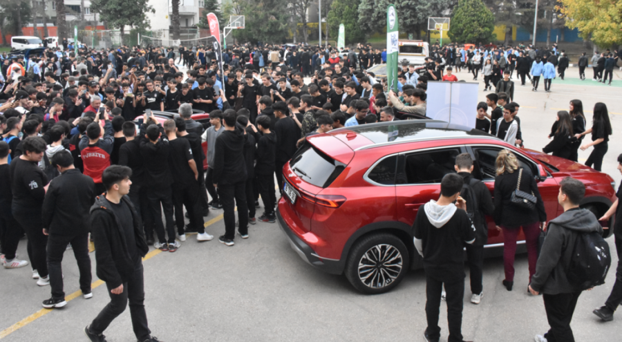 Bursa'da meslek lisesi öğrencileri Togg ile modifiyeli araçları inceledi