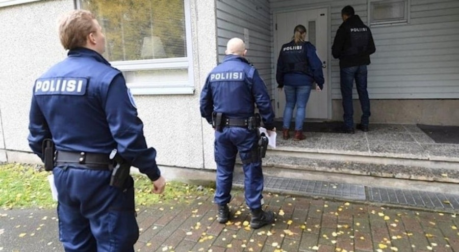 Türk büyükelçiliğine sis bombalı saldırı düzenlendi