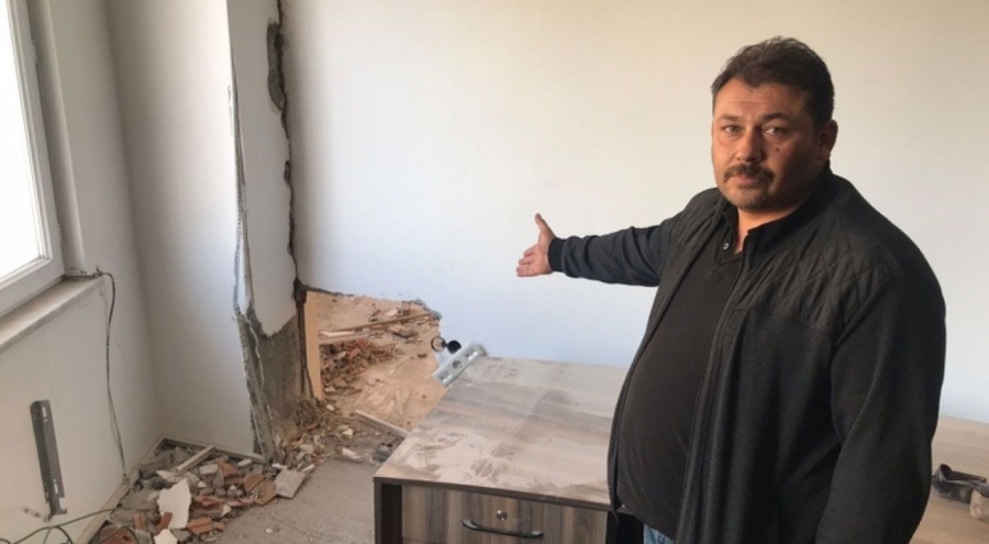 Duvarı delerek girdikleri Büyük Birlik Partisi il binasında ne varsa alıp götürdüler