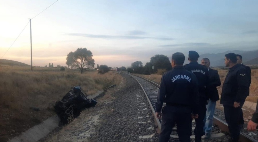 Afyonkarahisar'da hemzemin geçitte yolcu treni traktöre çarptı