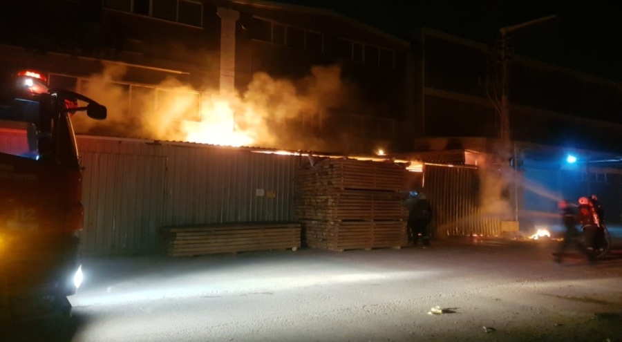 Bursa'da faciadan dönüldü! Mobilya imalathanesinde korkutan yangın