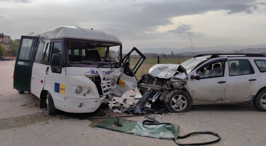 Bursa'da yolcu dolu minibüs ciple çarpıştı! Çok sayıda yaralı