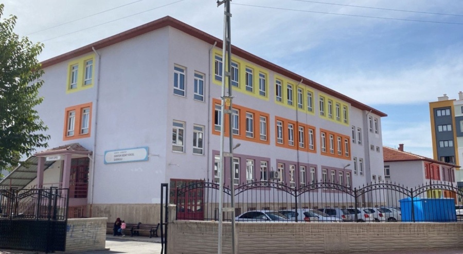 Konya'da bir şahıs, yeğenini dövdüğünü iddia ettiği öğretmenin kolunu ve burnunu kırdı