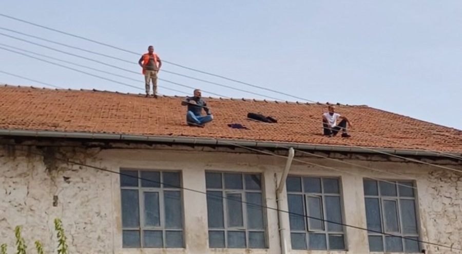 Madenciler çatıda eylem yaptı