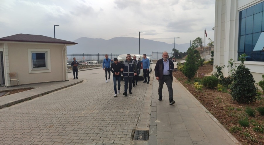 Bursa'da motosikleti sürükleyip çalmışlardı! Kocaeli'de yakalandılar