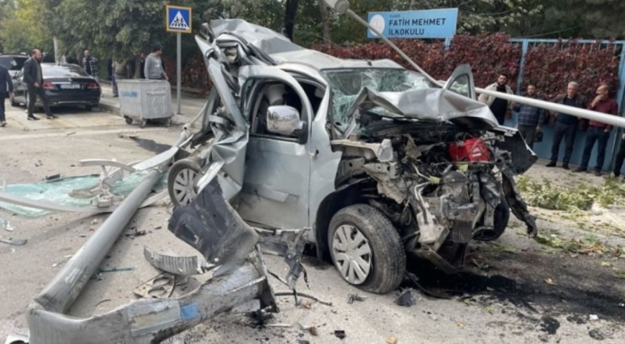 Öğrencileri taşıtan midibüs kaza yaptı!