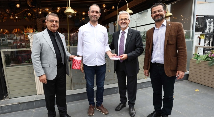 Bursa'da başkanlardan esnafa Atatürk posteri ve Türk bayrağı
