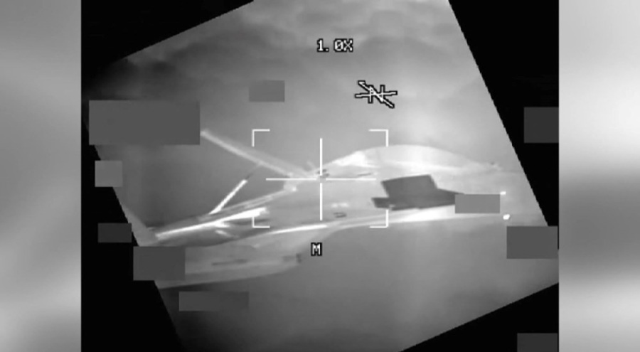 Çin'e ait jet, ABD bombardıman uçağına yaklaştı