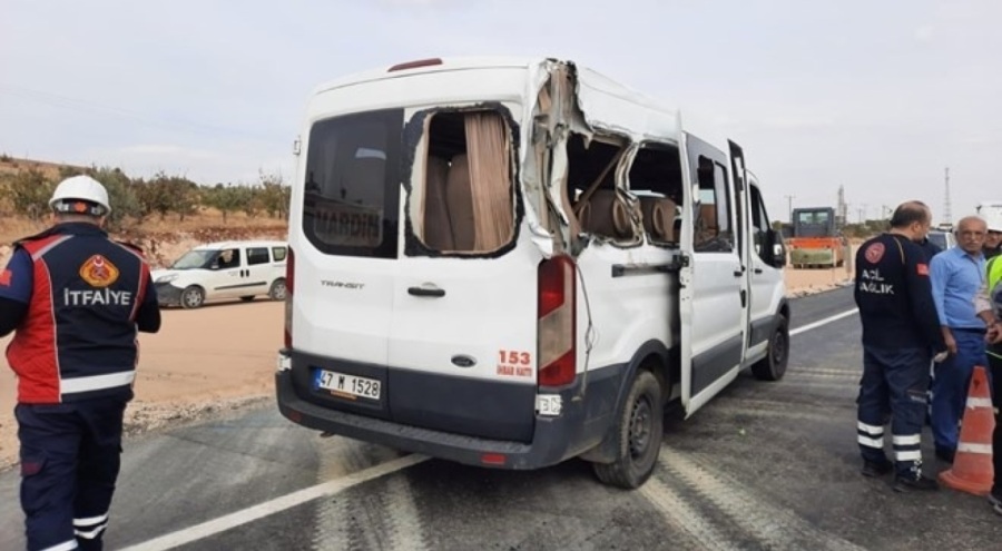 Feci kaza: İki araç birbirine girdi!