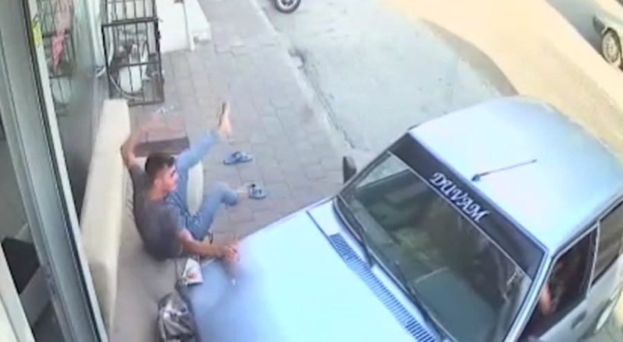 Kanepede uyuyan adamı ölüm böyle teğet geçti