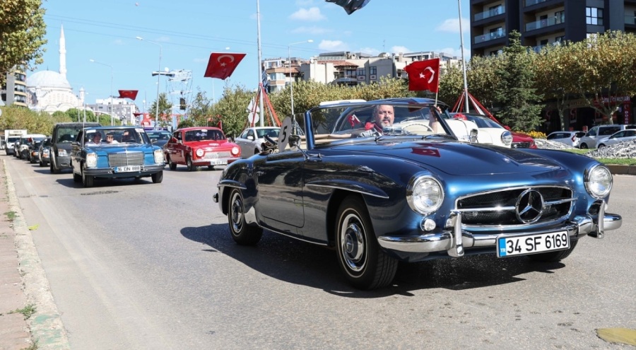 Bursa'da klasik otomobiller, kız çocukları için yola çıktı