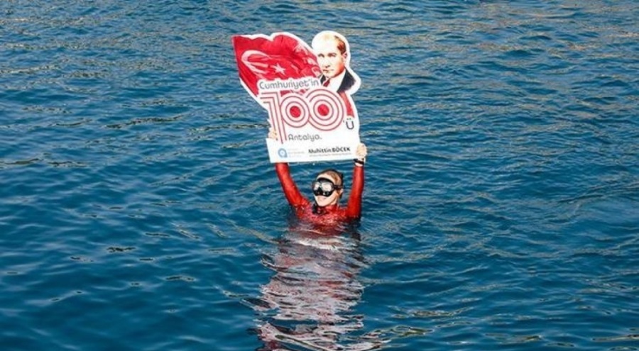 Dünya rekortmeni Ercümen'den 100'üncü yıla özel dalış