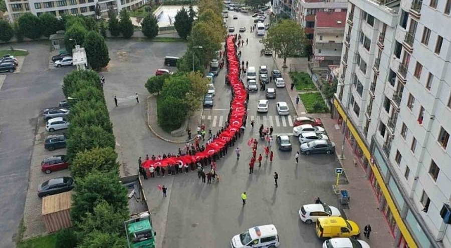 Öğrenciler 350 metre boyunda Türk bayrağı ile kortej yürüyüşü yaptı