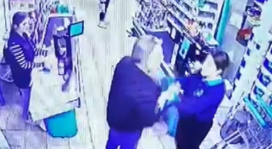 Markette kasiyer kadını dakikalarca yumrukladı