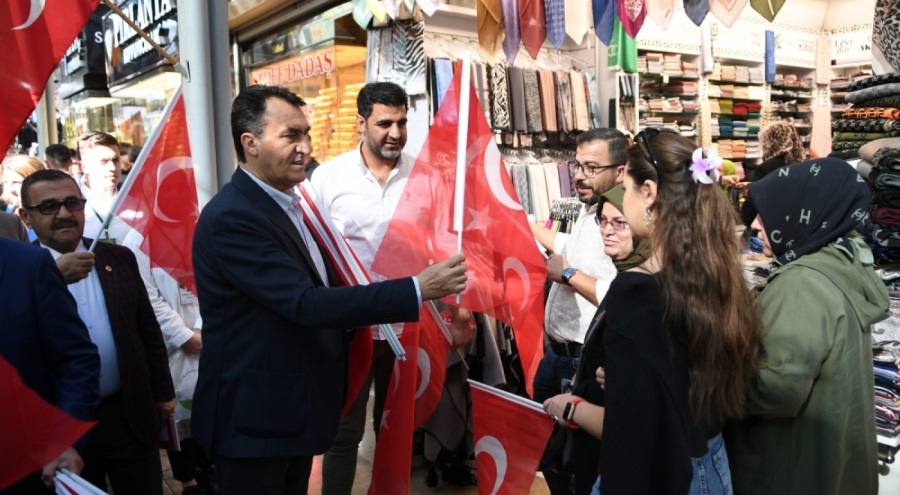 Başkan Dündar'dan çarşı esnafına Türk Bayrağı