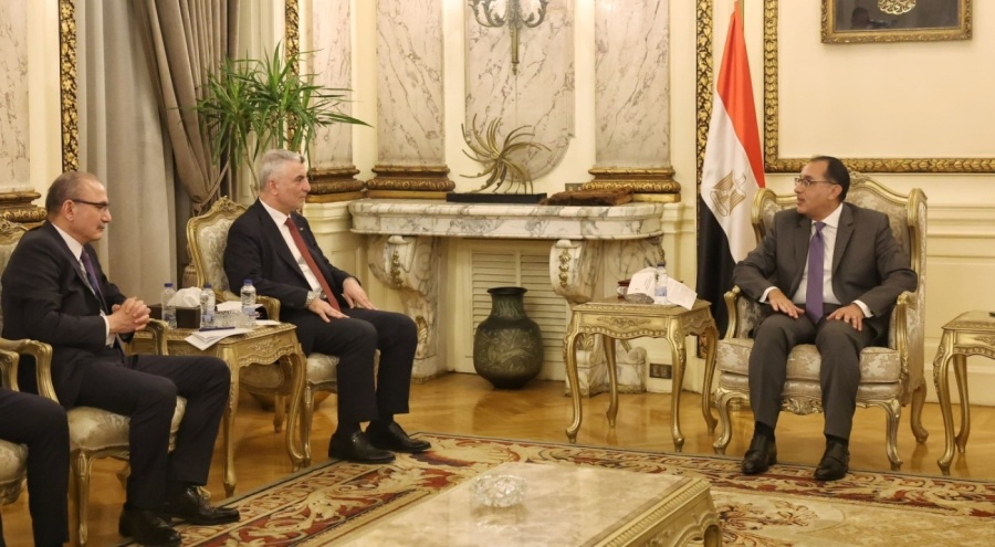 Bakan Bolat, Mısır Başbakanı ile bir araya geldi