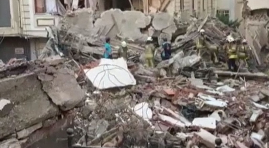 İstanbul'da yıkım sırasında bir bina çöktü