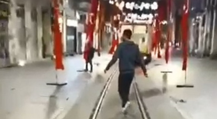 İstiklal Caddesi'nde bayrakları yere atıp üstüne basmıştı! Yakalandı