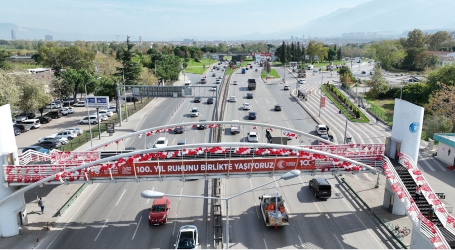 Cumhuriyet'in 100. yılı dolayısıyla Bursa kırmızı-beyaza büründü