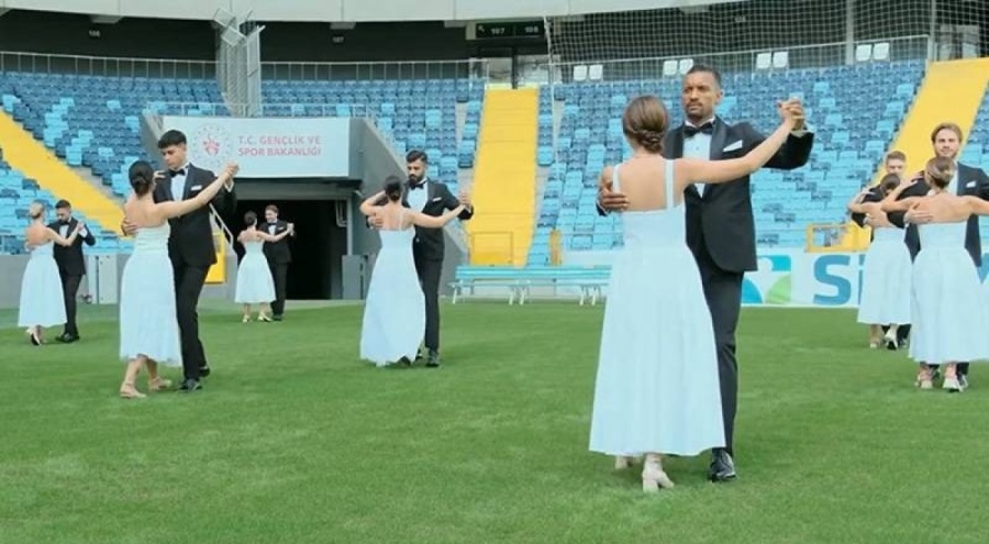 Adana Demirsporlu futbolculardan "Cumhuriyet valsi" gösterisi