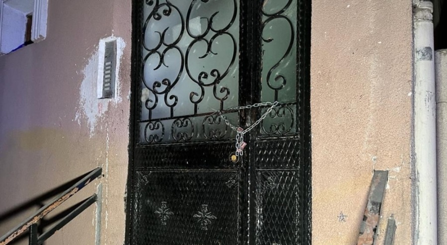 Çöken binanın yanında zarar gören binalar mühürlendi