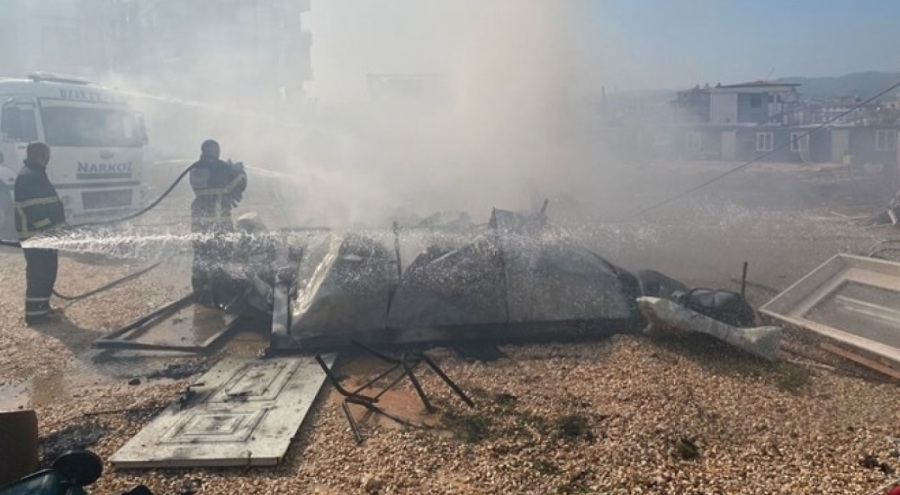 Yardım malzemeleri bulunan konteyner cayır cayır yandı