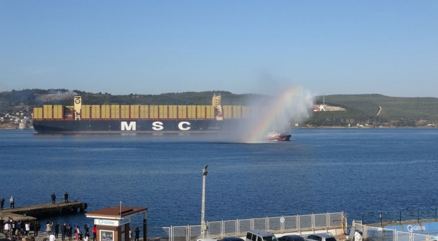 Türkiye isimli dev gemi, Çanakkale Boğazı'nda