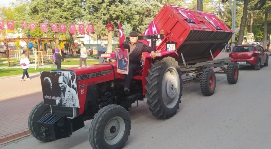 Bursa'da türk bayraklarıyla süslediği traktörüyle kutlamalara katıldı