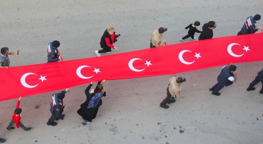 Ankara'da, Cumhuriyet Bayramı 4 bin 447 metrelik Türk bayrağıyla kutlandı