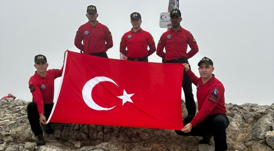 Jandarma, Uludağ'ın zirvesinde bayrak açtı!