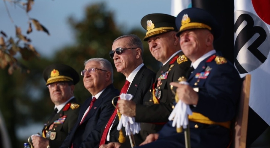 Türk Donanması'na ait 100 gemi Cumhuriyet'in 100. yılında İstanbul Boğazı'ndan geçti!