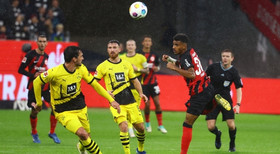 Borussia Dortmund beraberliği zor kurtardı