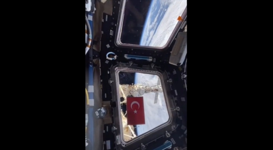 Rus kozmonot, uzayda Türk bayrağı açtı