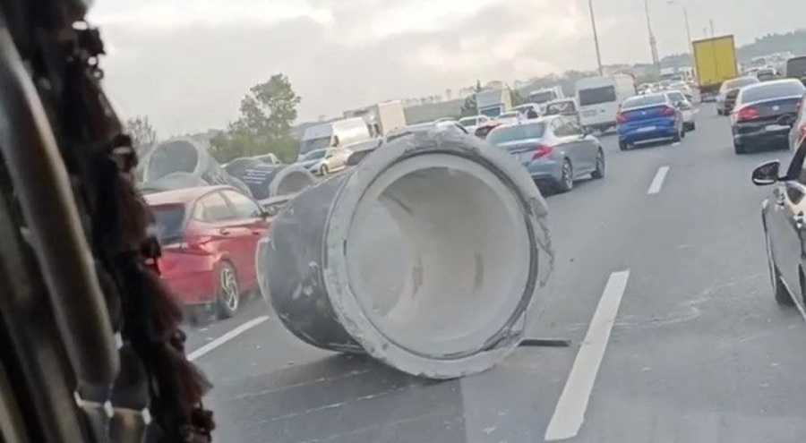 TEM'de facia ucuz atlatıldı: Beton borular otoyola savruldu