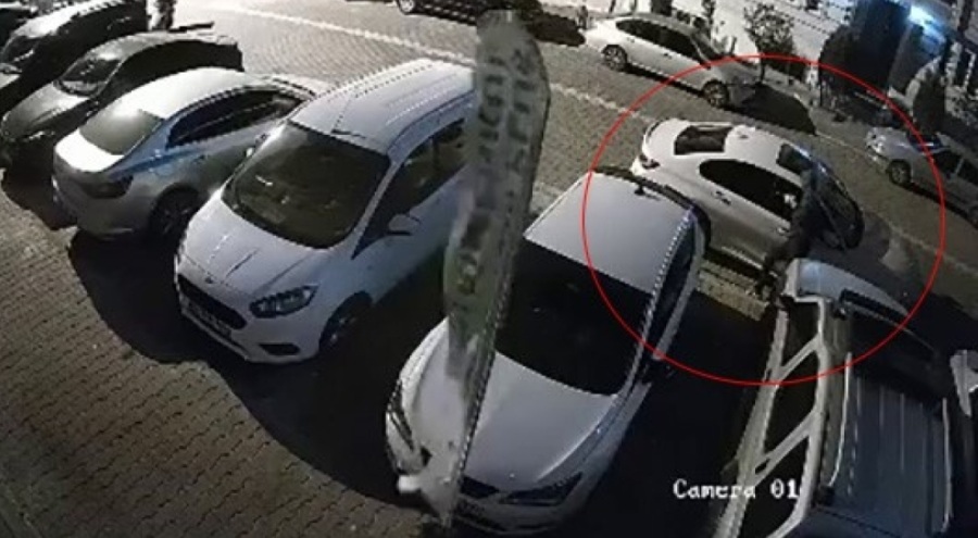 Esenyurt'ta birkaç dakika içinde lüks araçtan gösterge panelini çaldı